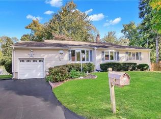 34 Van Zandt Dr, Pearl River, NY 10965