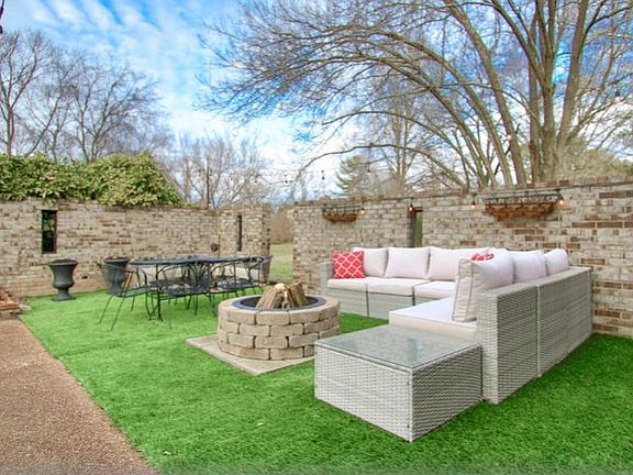 Entertainment/lounge area