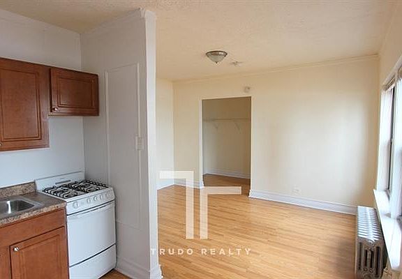 2nd image of 5417 N Kenmore Ave #20