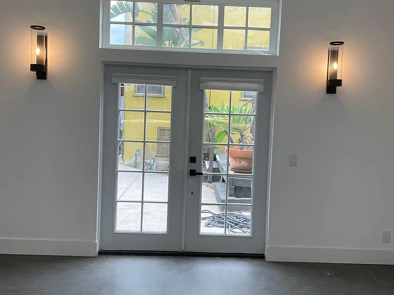 LIVING/DINING AREA