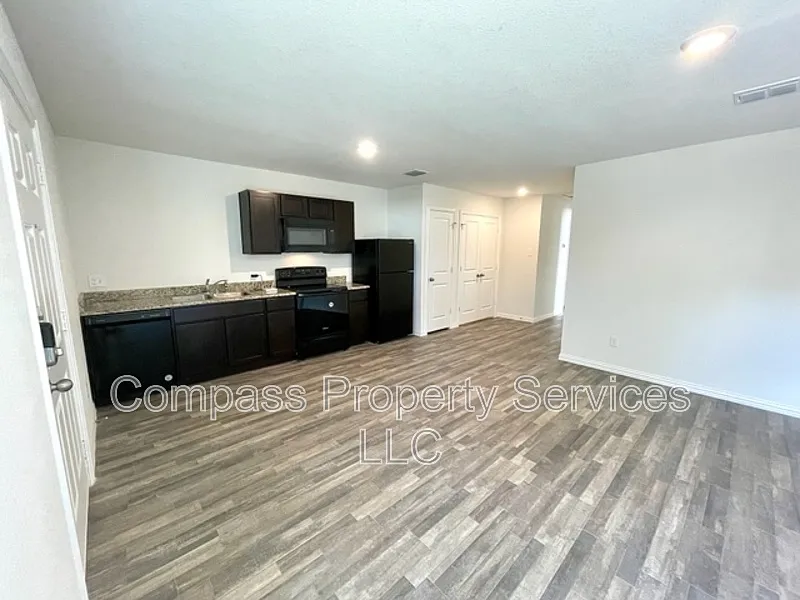 3 bed, 1.0 bath, 836 sqft, $1,150 — Photo 3