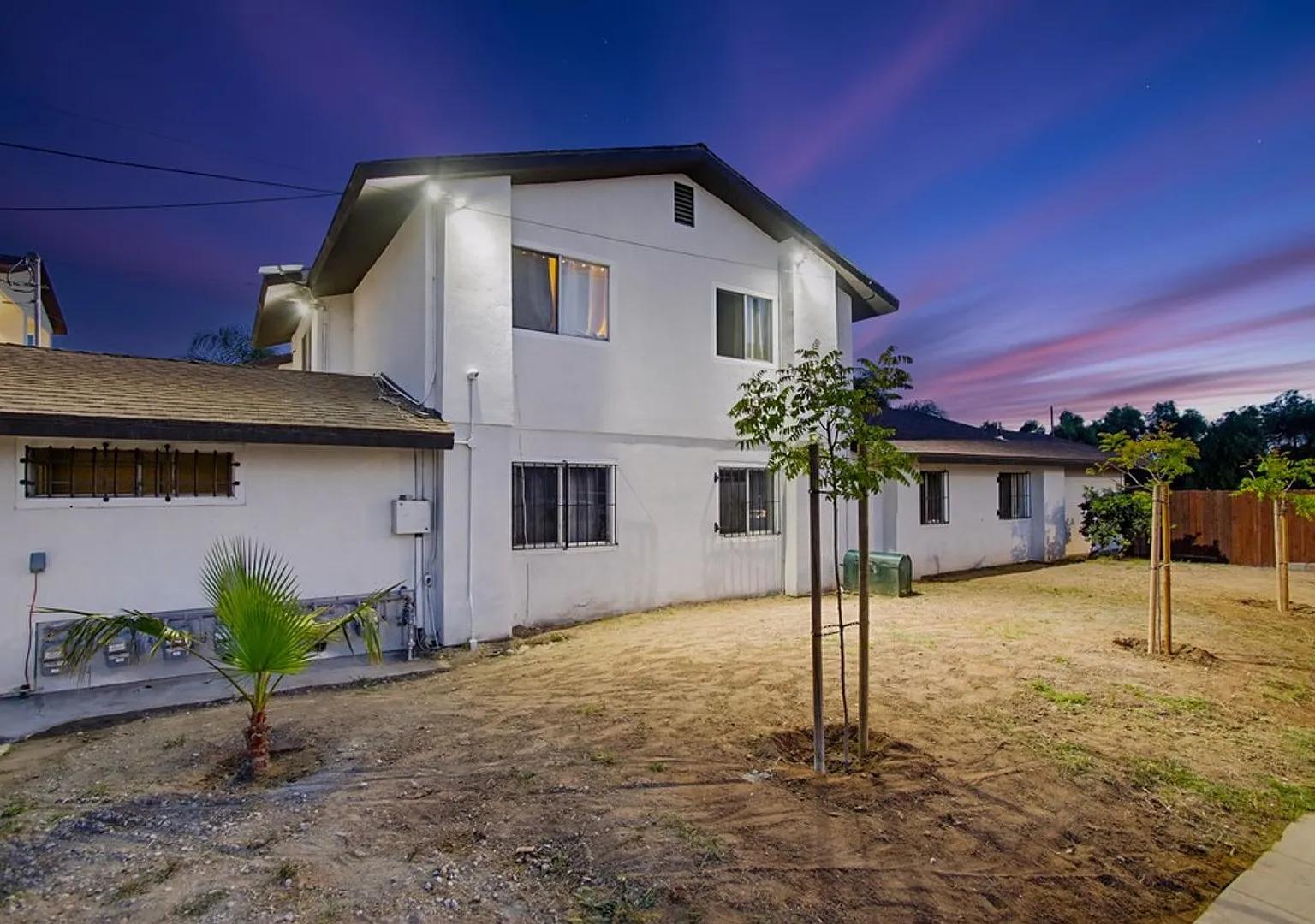 Large 3 Bedroom Home With Yard, Parking, Huge Bedrooms — Photo 4
