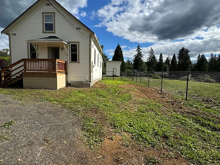 16025 SE Lake Holm Rd — Photo 2