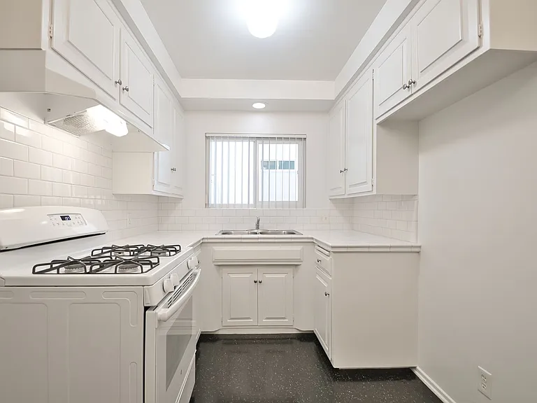 1902 Plant Ave — Photo 1