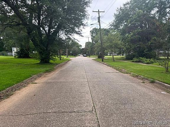 Exterior Neighborhood (street photo)