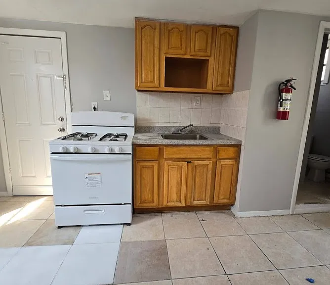 142 Inslee Pl #2R1 — Photo 6