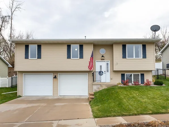 2144 Golden Eagle Dr, Dubuque, IA 52001