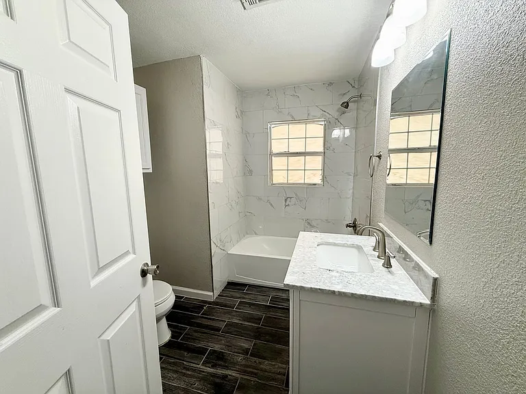1901 Dutton Ave — Photo 10