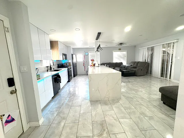 4 bed, 1267 sqft, $3,995 — Photo 2