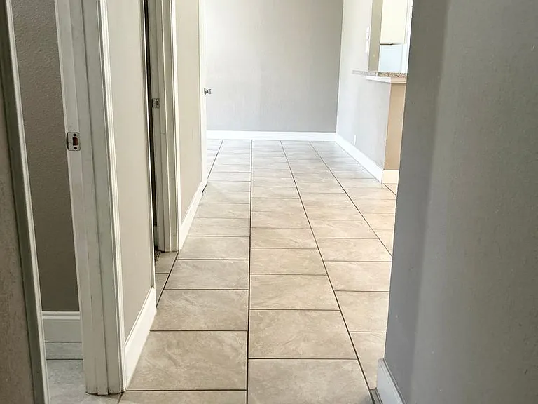 733 SW Sunnybrook Dr — Photo 3