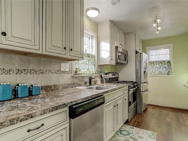 810 E Geneseo St — Photo 7