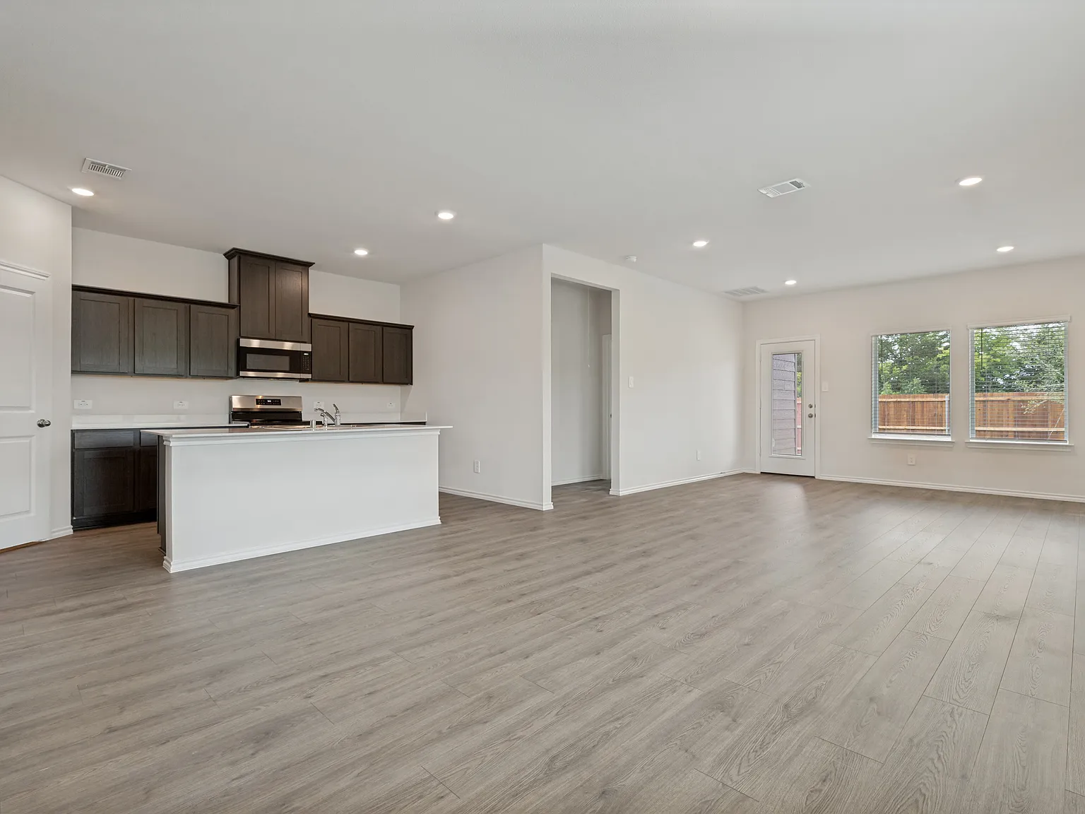 4 bed, 2378 sqft, $2,200 — Photo 4