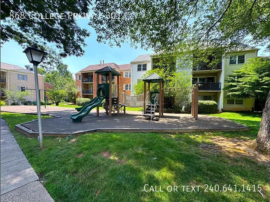 Charming 2 BR/1 BA Top Floor Condo in Rockville! — Photo 1
