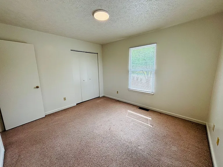 2 Bedroom, 1 Bath Apartment — Photo 10