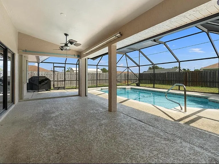 329 SE Oakridge Dr — Photo 14