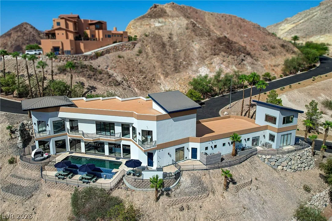 5 bed, 7.0 bath, 5536 sqft, $13,500 — Photo 1