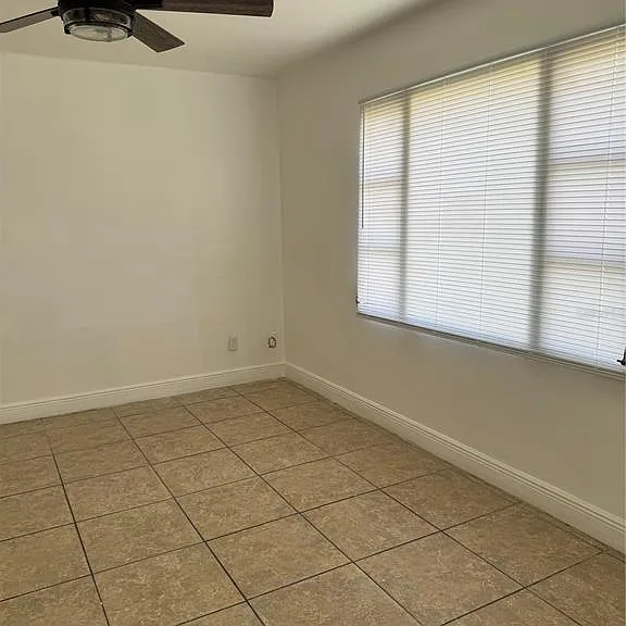 930 Emerald Dr — Photo 8