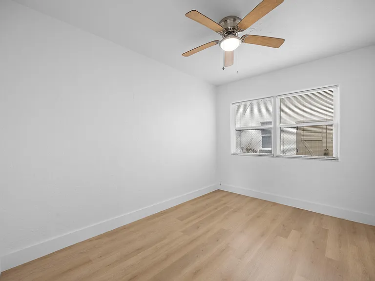 412 SE 16th St #3 — Photo 8
