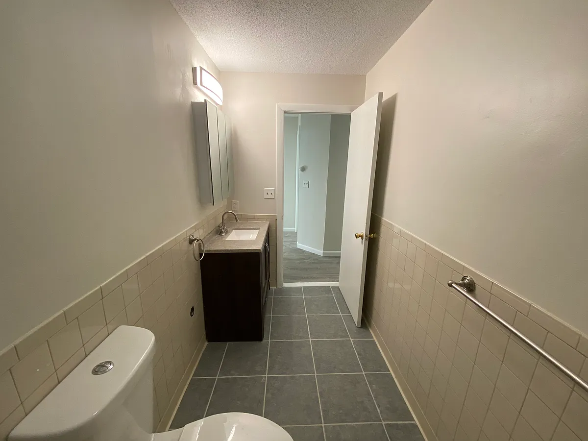 Building Photo - 2 Hine Pl #4A