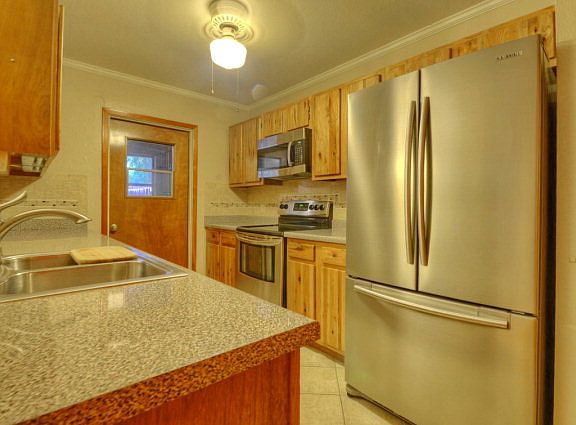 5th image of 218 Crestwood Dr