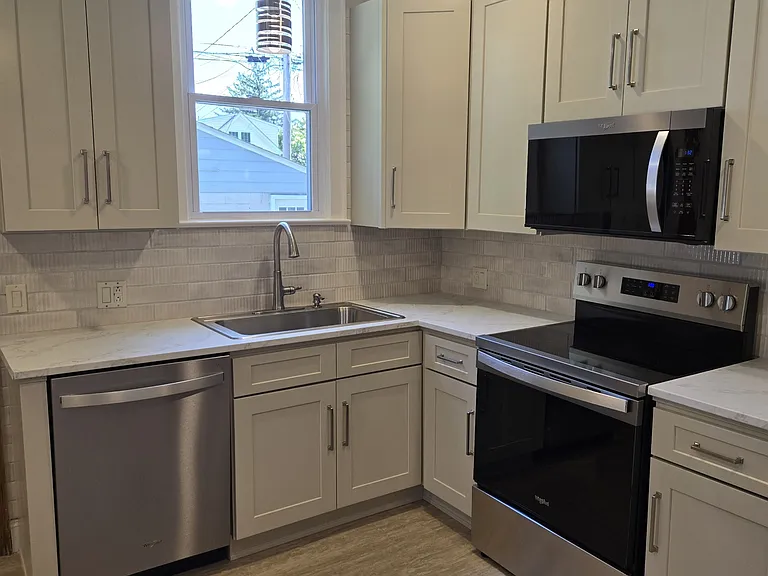 826 Thomas Rd — Photo 2