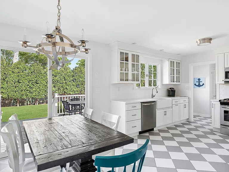 251 Redwood Rd — Photo 3