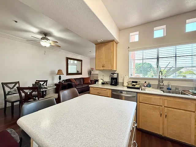 3 bed, 1353 sqft, $4,800 — Photo 4