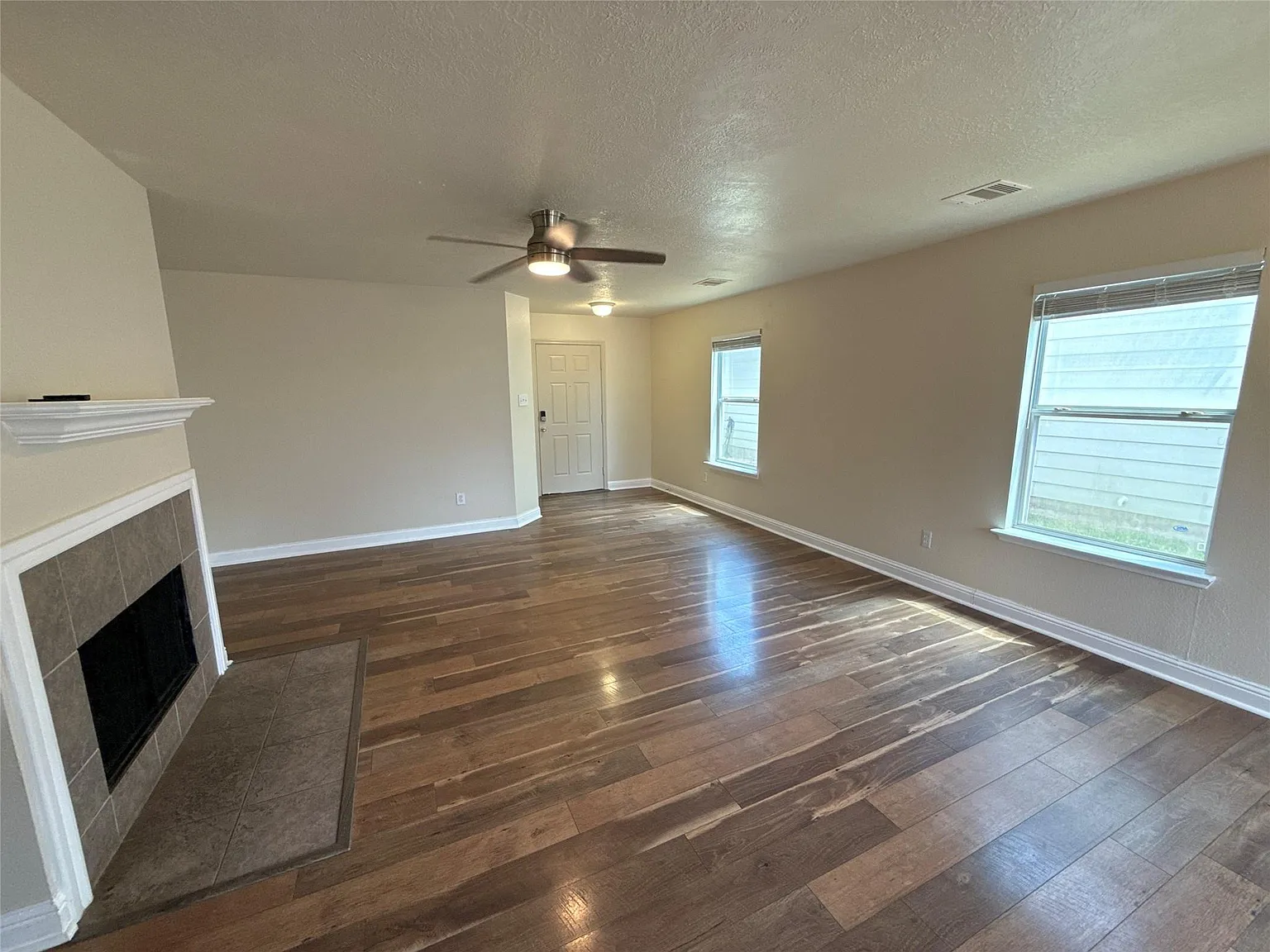 3 bed, 2.5 bath, 1908 sqft, $2,100 — Photo 3