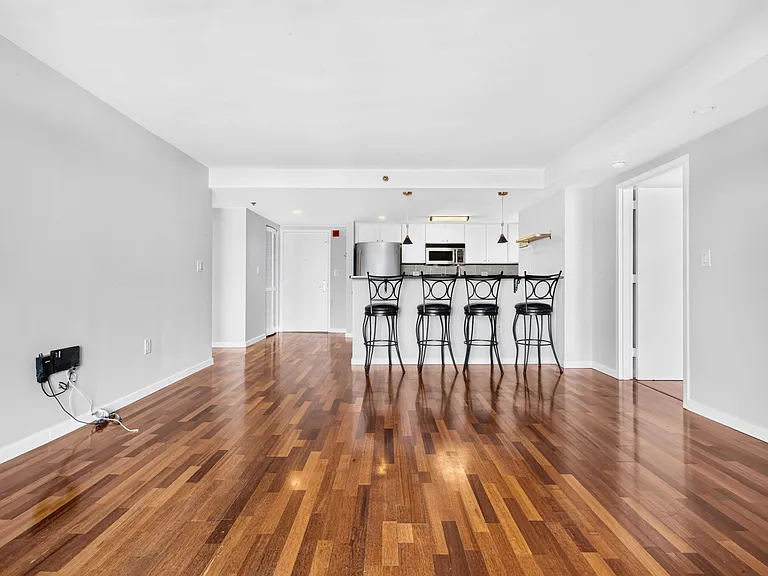 700 1st St #15F — Photo 10
