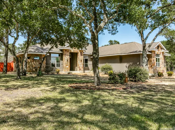 101 LEGACY RUN DR, La Vernia, TX 78121