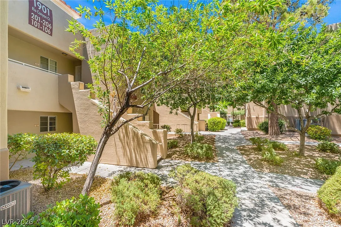 3 bed, 2.0 bath, 1243 sqft, $1,800 — Photo 2