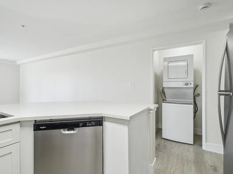 Newport Palms Apartments — Photo 9