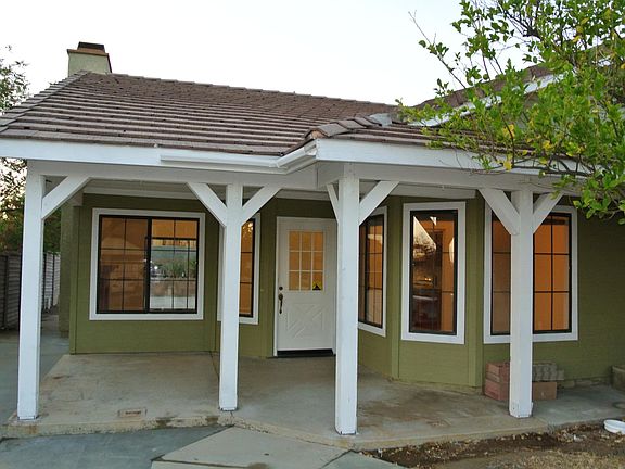 Front of the house. Mature lemon tree on the side.