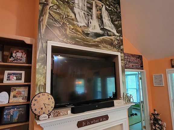 5th image of 324 S Skyview Dr
