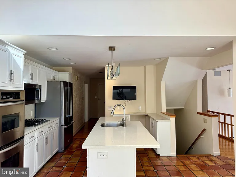 8233 Fairview Rd — Photo 3