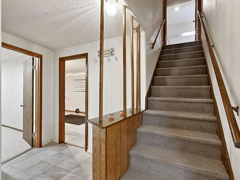 251 Stanley St E — Photo 21