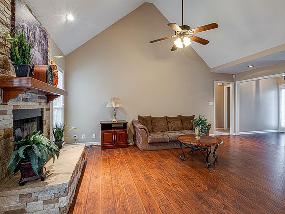 3rd image of 803 Isaac Dr