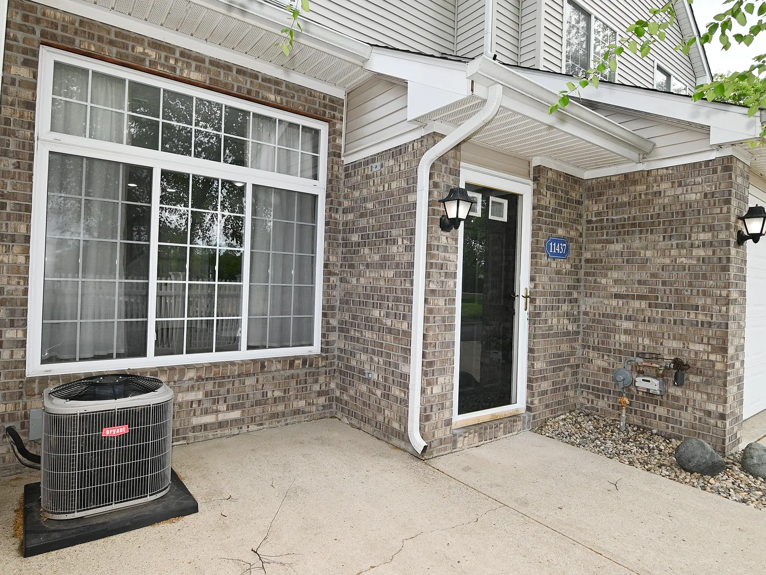 2 bed, 1.5 bath, 1220 sqft, $1,750 — Photo 3