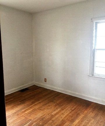 5th image of 542 Universal Ave