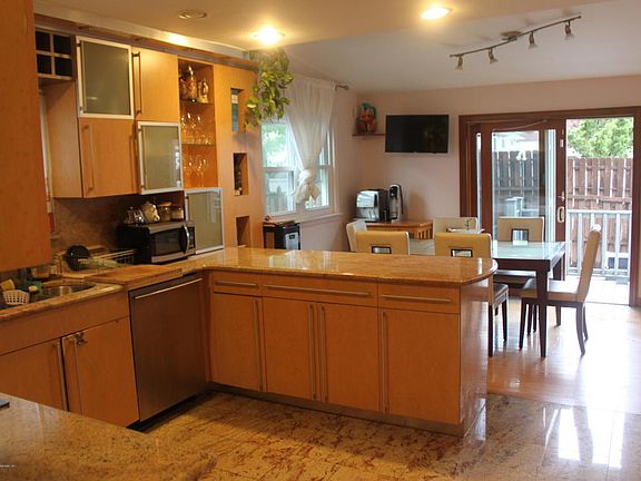 5th image of 520 Tennyson Dr