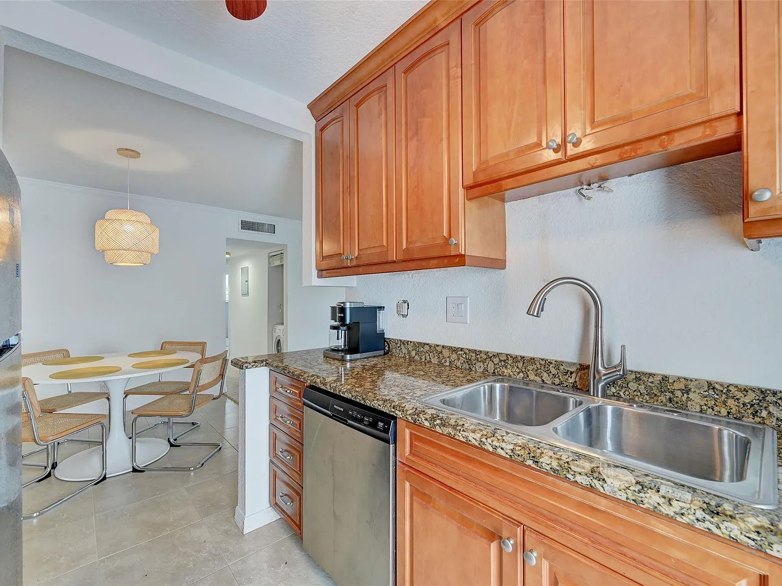 2 bed, 2.0 bath, 990 sqft, $1,750 — Photo 2