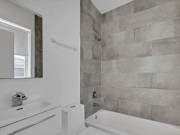 4th image of 402 NW 12th Ave APT 204