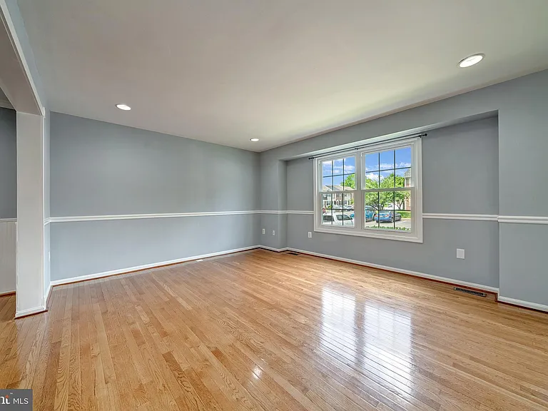 8593 Burlington Ct — Photo 6