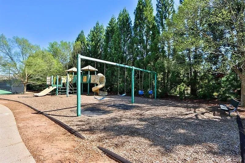 5 bed, 4.0 bath, 4100 sqft, $3,100 — Photo 4