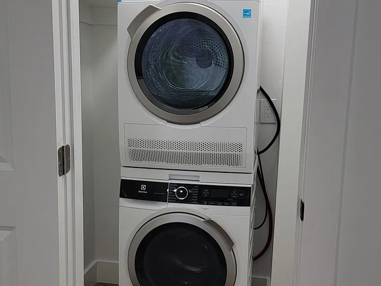 Washer/Dryer in-unit-Renovated
