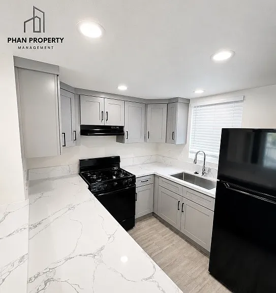 1117 E 4th St #7 — Photo 1