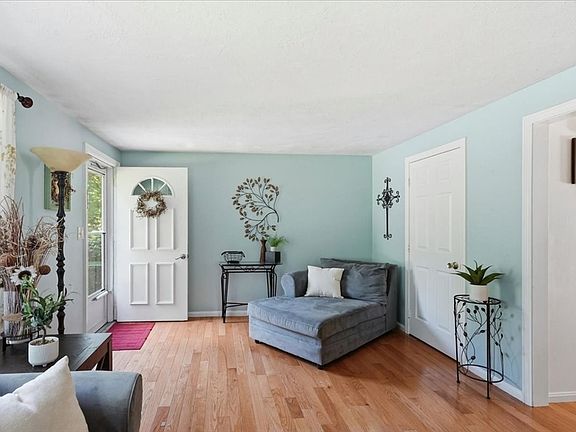 4th image of 30 Bartlett St