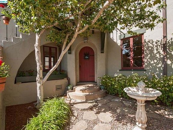 Delightful Entry Courtyard