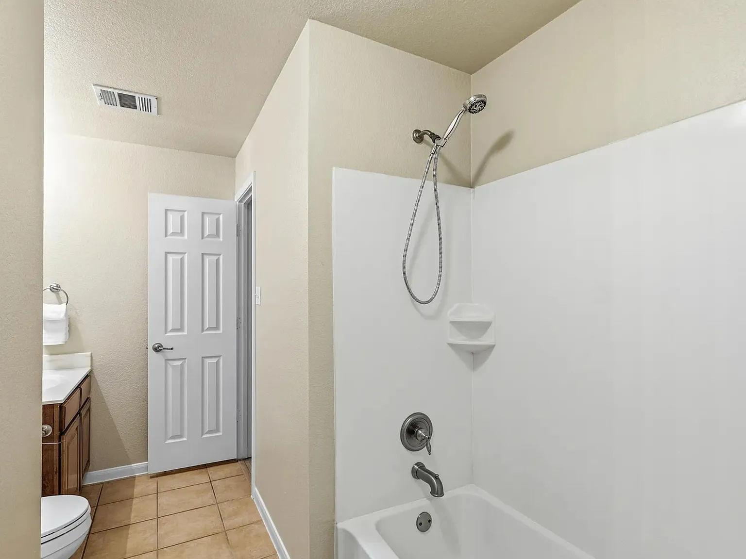 4 bed, 1784 sqft, $2,400 — Photo 3