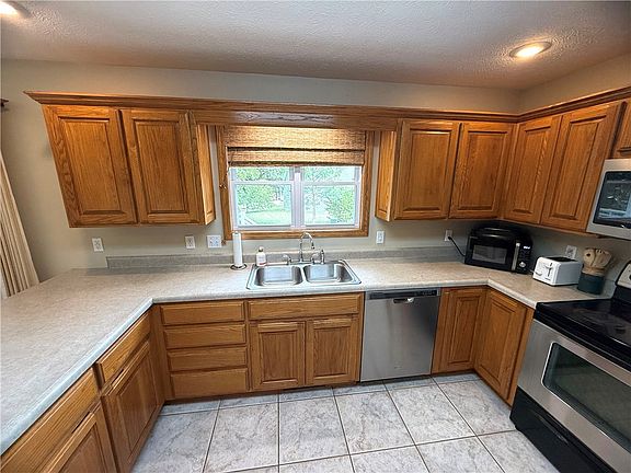 3rd image of 34 Bandy Dr
